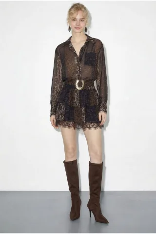 Musteriertes Tüllkleid mit Spitzendetails, Gürtel und Rüschen