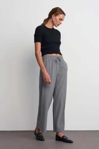 Weite Crepe-Hosen mit Kordelzugbund