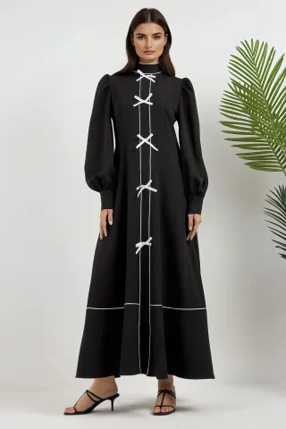 Farbenblockiertes Maxi-Kleid mit halbem Rollkragen
