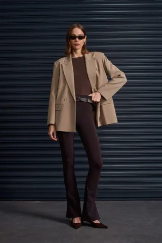 Taillenhohe Skinny Flare Hose mit Gürtel