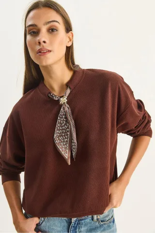 Rippstrick-Sweatshirt mit Rundhalsausschnitt und Schal-Zubehördetail