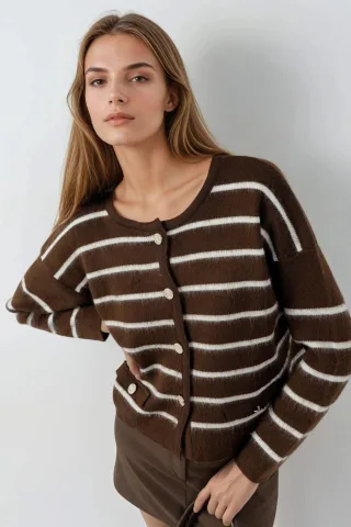 Gestreifter Rippstrick-Cardigan mit Knopfverschluss