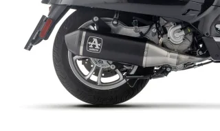 Sport Auspuff Komplettanlage Arrow URBAN BLACK Carbonkappe Vespa GTV 310 HPE Bj.2025-2026 EURO5+/ABE