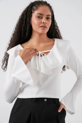 Rüschenshirt mit V-Ausschnitt und Crop-Schnitt