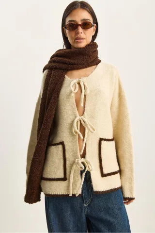 Übergroße Strickjacke mit Bindebandverschluss