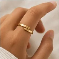 XCOAST Goldring Ring mit der Botschaft „TRUST GOD“ – ein Symbol für Glauben - Gold (Perfekte Geschenkidee, Edelstahl), Finger von 17mm bis 19mm Durchmesser (anpassbar)