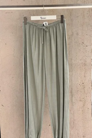 Hose mit elastischem Bund und Bindegürtel