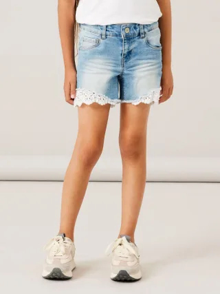 Name It Shorts "NKFSALLI SLIM DNM SHORTS" Bein mit offener Kante und eingesetztem Spitzendetail