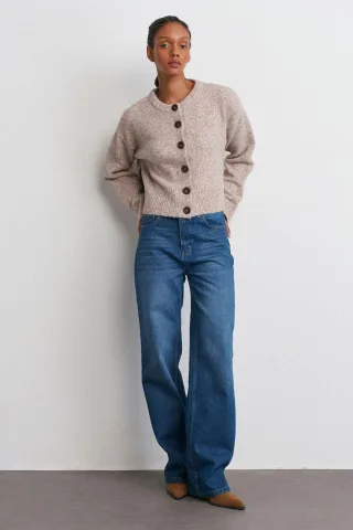 Hüfthose mit ausgestelltem Bein aus Denim