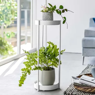 Yamazaki Pflanzenständer mobil 2 Etagen 26x70x25cm Metall weiß. Filigranes Blumenregal für helle Räume und eine stilvolle Präsentation Ihrer Flora.