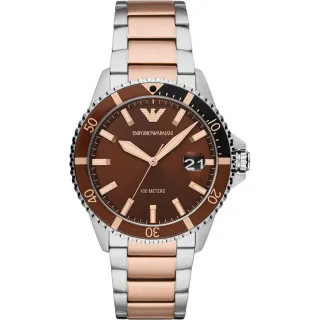 Elegante Herrenuhr der Marke Armani. Die Uhr ist silber- und rosafarben mit einem braunen Zifferblatt und hat ein Armband, das auch kleiner gemacht werden kann. Das Gehäuse hat einen Durchmesser von 42 mm und das Uhrwerk ist ein Quarzwerk. Marke: Emp