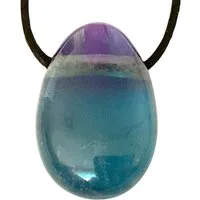 Steinfixx® Amulett Set Edelstein Anhänger aus echtem grünen Fluorit, Tropfenanhänger (30x20mm, 1-tlg., meisterhaft poliert, Mexiko), incl. 80 cm Wildlederband und Geschenkverpackung