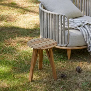 Outdoor-Ablagetisch Katrine aus massivem, recyceltem Teakholz
