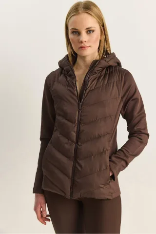 Kapuzende Daunenjacke