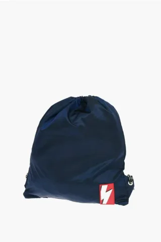 einfarbiger Rucksack mit Kordelzug und zweifarbigen Schnürsenkeln in Blau