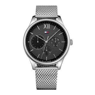 Stilvolle Herrenuhr von der Marke Tommy Hilfiger. Die Uhr hat ein Stahlarmband, das auch kleiner gemacht werden kann, das Gehäuse hat einen Durchmesser von 44 mm und das Uhrwerk ist Quarz. Marke: Tommy HilfigerModellname: 1791415 (44mm)Kategorie: Her