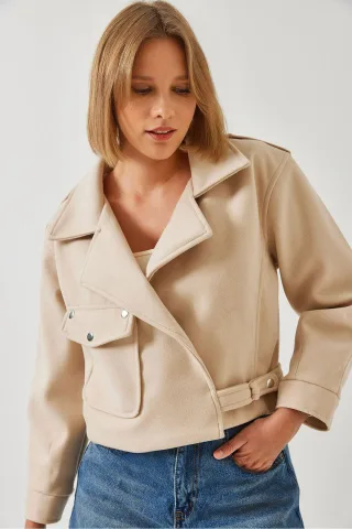 Kurze Gabardinejacke mit Knopf und Tasche