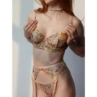 Elegant Love Set: Bügel-BH Sexy Dessous-Set, BH-Set mit Strumpfhalter (Set, 5-tlg., Spitze Bralette BH + G-String Tanga + Strumpfgürtel) Unterwäsche-Set für Damen, sinnliche Reizwäsche