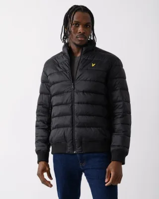 Lyle & Scott wattierte tiefschwarze Jacke mit Trichterkragen