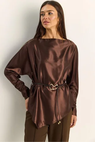 Gürtel-Hosenbluse aus Satin mit Bootauschnitt