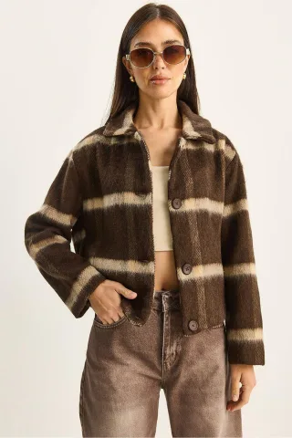 Gestreifte strukturierte Jacke mit Knöpfen und cropped Schnitt