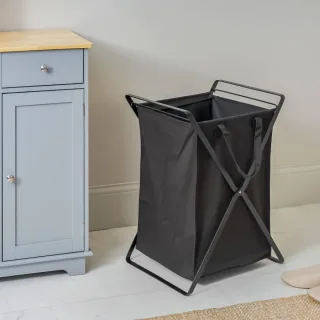 Yamazaki Wäschesammler herausnehmbare Tasche Tower – Metall schwarz. Markantes Design und maximale Funktionalität für Ihre moderne Wäschepflege.