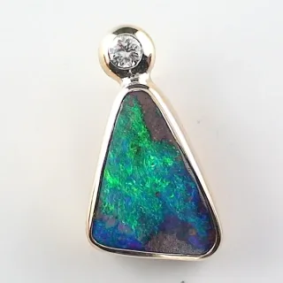 18k Goldanhänger mit 9,32 ct. Boulder Opal &amp; 0,155 ct VSI Diamant