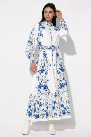 Blumenkleid mit Gürtel im Maxiformat