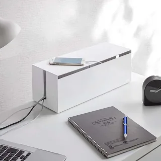 Yamazaki Kabelbox staubfrei 40x14x15cm Kunststoff weiß. Die ideale Lösung für ein ordentliches Kabelmanagement in Ihrem Büro oder modernen Wohnzimmer.