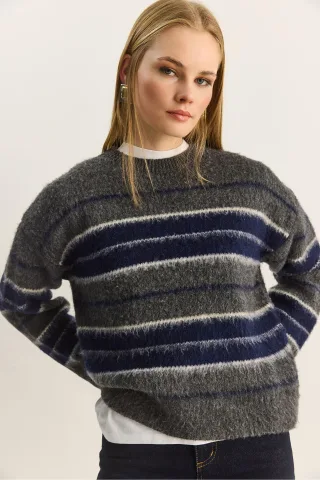 Gestreifter Strick-Pullover mit Rundhals