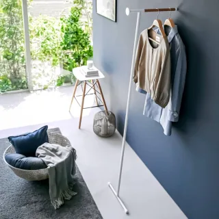 Yamazaki Anlehngarderobe platzsparend ohne Bohren Tower – Metall weiß. Helle Akzente und minimalistisches Design für Ihren Eingangsbereich.