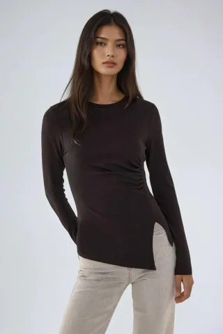 Asymmetrisches Langarmshirt mit Rundhalsausschnitt