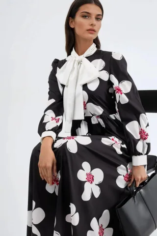 Mustered A-Linien-Maxikleid mit Schalkragen