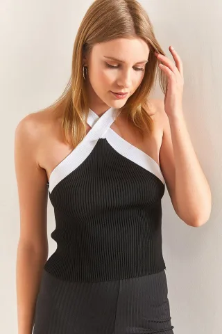 Asymmetrisch geschnittene Bluse mit farblich blockiertem Kragen