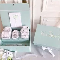 melovely Neugeborenen-Geschenkset "We Are Family" Geschenkbox, 6 Geschenke für Mama, Papa & Baby (Geschenkbox mit schöner Prägung, Seidenband und Magnetverschluss, 7-tlg., 3 Paar Bambus-Socken, Wunscherfüller, Grußkarte, Journalingheft) Geschenkbox z