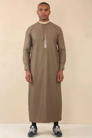 Brauner Herren-Thobe, arabische saudi-arabische emiratische islamische Kleidung, Jubba-Robe