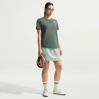 Nike Sportswear T-Shirt W NSW CLUB SS TEE mit leicht abgerundetem Saum, aus Baumwolle in Jersey-Qualität