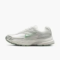 Nike Sportswear Initiator Sneaker inspiriert vom Design des Nike P-6000