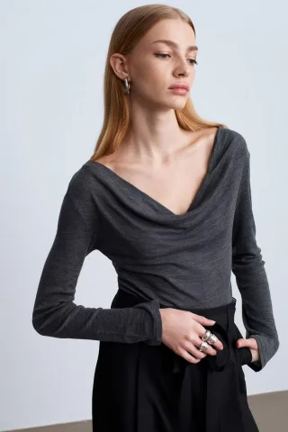 Taillierte Wollstrick-Bluse mit Rollkragen