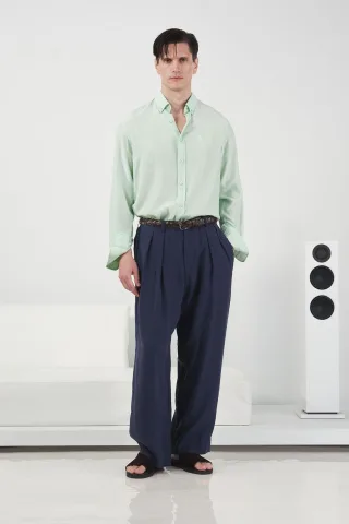 Hochgeschnittene weite Faltenhose