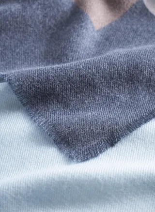 Kaschmirweicher Schal mit Tigerprint blau