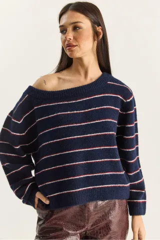 Übergröße gestreifter Strickpullover mit asymmetrischem Kragen