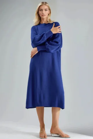 Langes, locker sitzendes, geripptes Strickkleid mit Rundhalsausschnitt