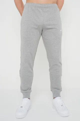Nike Herren Wiederholung Taping Logo Fleece Cuffed Jogger in Grau