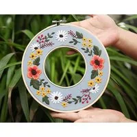 101DIYStudio Kreativset Stickset Anfänger Blumenkranz mit Doppel-Stickrahmen, (Geschenk Geburtstag Hochzeit, Stickerei Set Erwachsene), Kreative Form