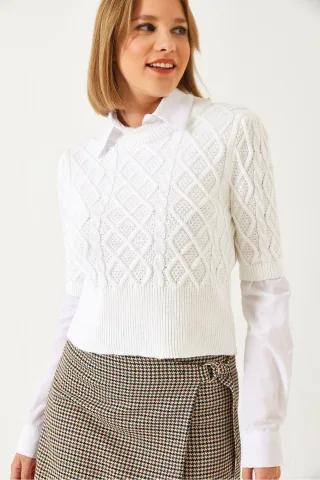 Strukturierter Strick-Crop-Pullover mit Hemdkragen