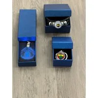 Stelby Schlüsselanhänger mit Gravur Fenerbahce Geschenkset 3-teilig – Fanartikel mit Geschenkbox (Set, 3-tlg., 1 Armband 3D, 1 Schlüüsselanhänger 3D, 1 Schlüsselanhänger LED), LED durch Drehverschluss steuerbar, Batterien bereits enthalten