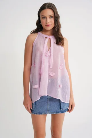 V-Ausschnitt Bluse mit Krawattenverschluss und Rüschendetails
