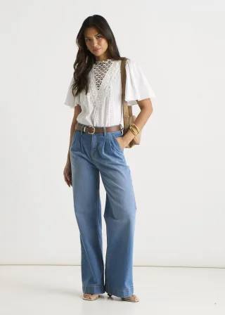 Blaue Jeans mit Falten und weitem Bein
