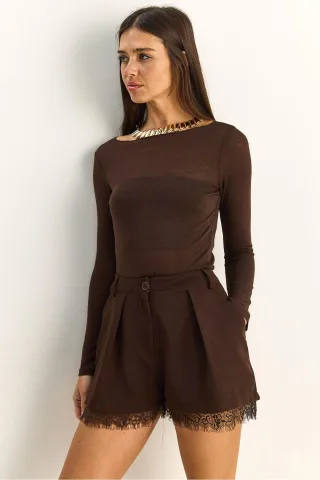 Hoch taillierte weit geschnittene Shorts mit Spitzendetails